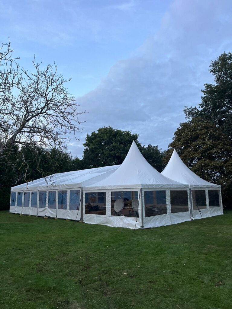 Barnum loué et installé par Ozlaloc - Nouvoitou