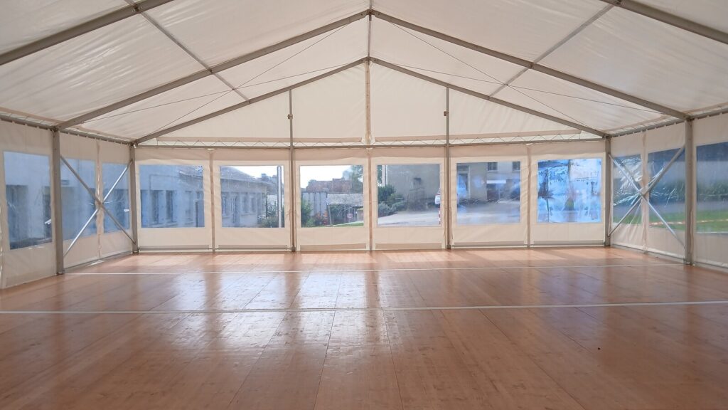 Chapiteau loué et installé par Ozlaloc - Nouvoitou