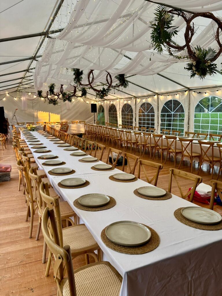 Repas de groupe sous chapiteau - mobilier, vaisselle loués et installés par Ozlaloc - Nouvoitou
