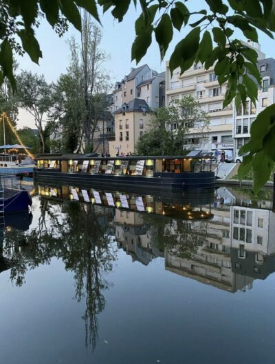 Vue de La Péniche - Comptoir du Sarrasin depuis la berge opposée - Rennes