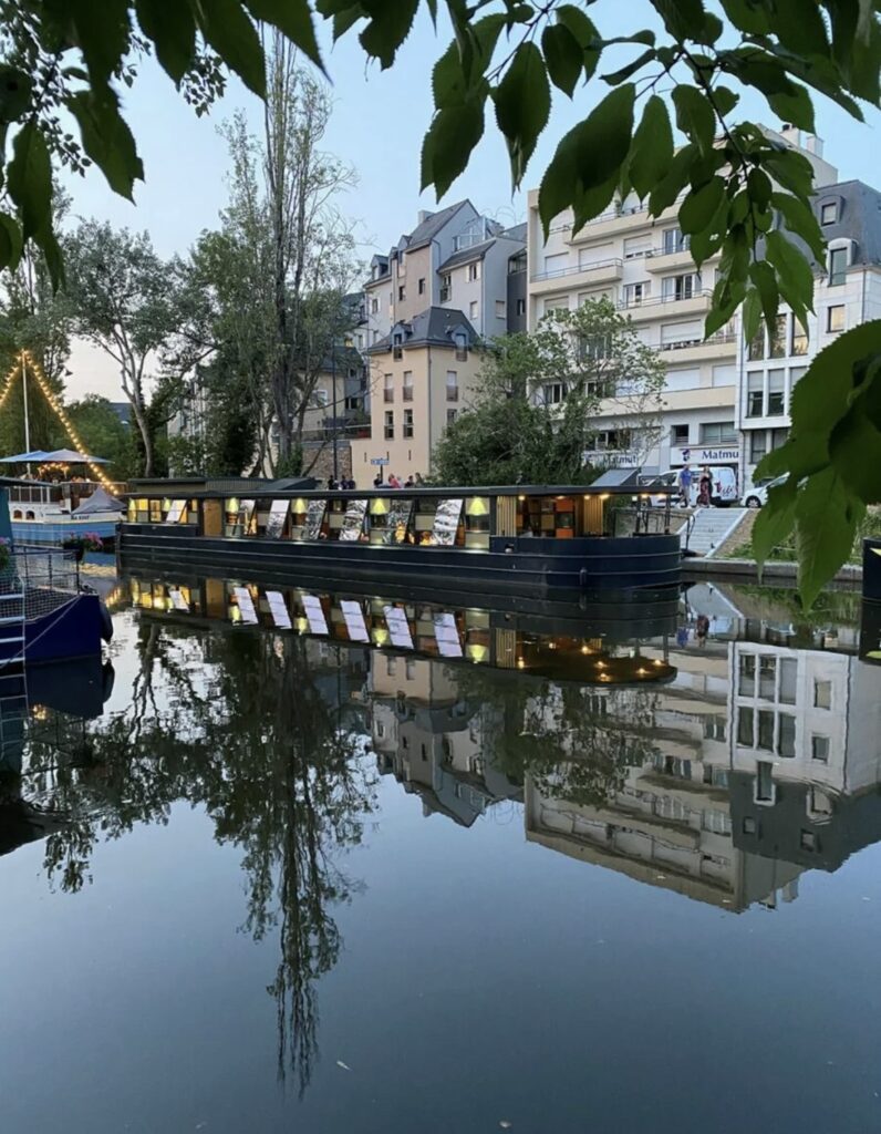 Vue de La Péniche - Comptoir du Sarrasin depuis la berge opposée - Rennes