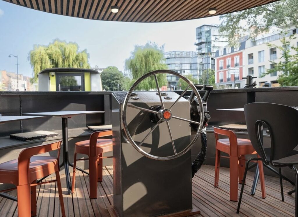 La terrasse du Comptoir du Sarrasin, située à la proue de la péniche.