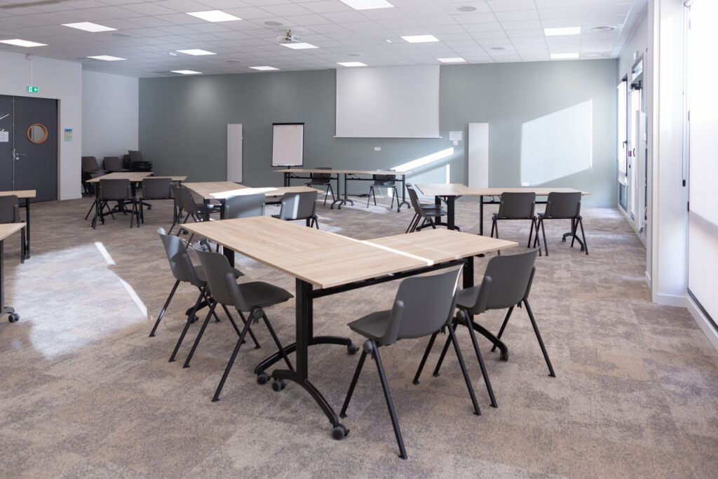 Salle de réunion en format groupes de travail au Carré des Alliés à Rennes, près de la gare SNCF