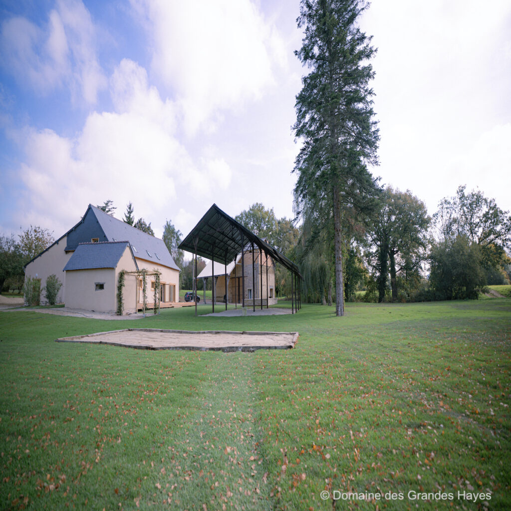 Vue du parc et du préau du Domaine des Grandes Hayes à Vezin Le Coquet