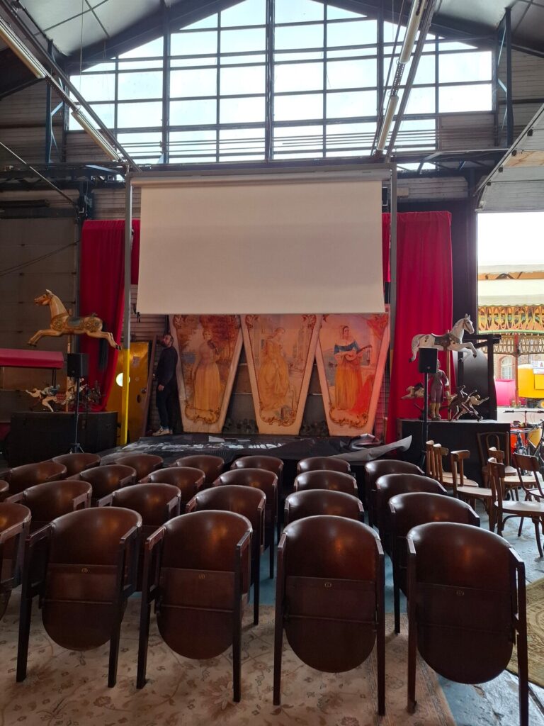 Le Grand Huit à Rennes - parterre de fauteuils et écran pour une plénière atypique