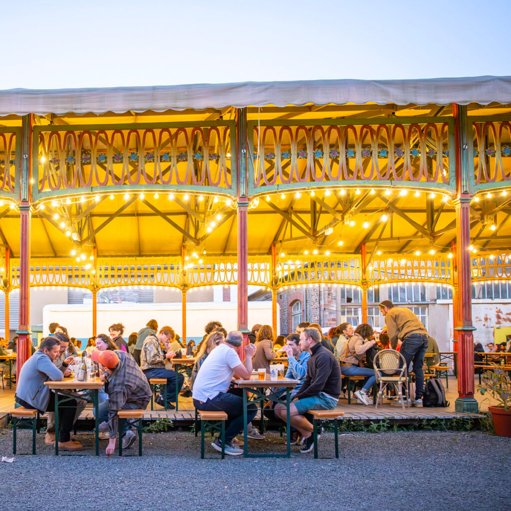 Vue de l'ancien kiosque d’auto-tamponneuse des années 1900 du Grand Huit transformé en terrasse couverte - Rennes