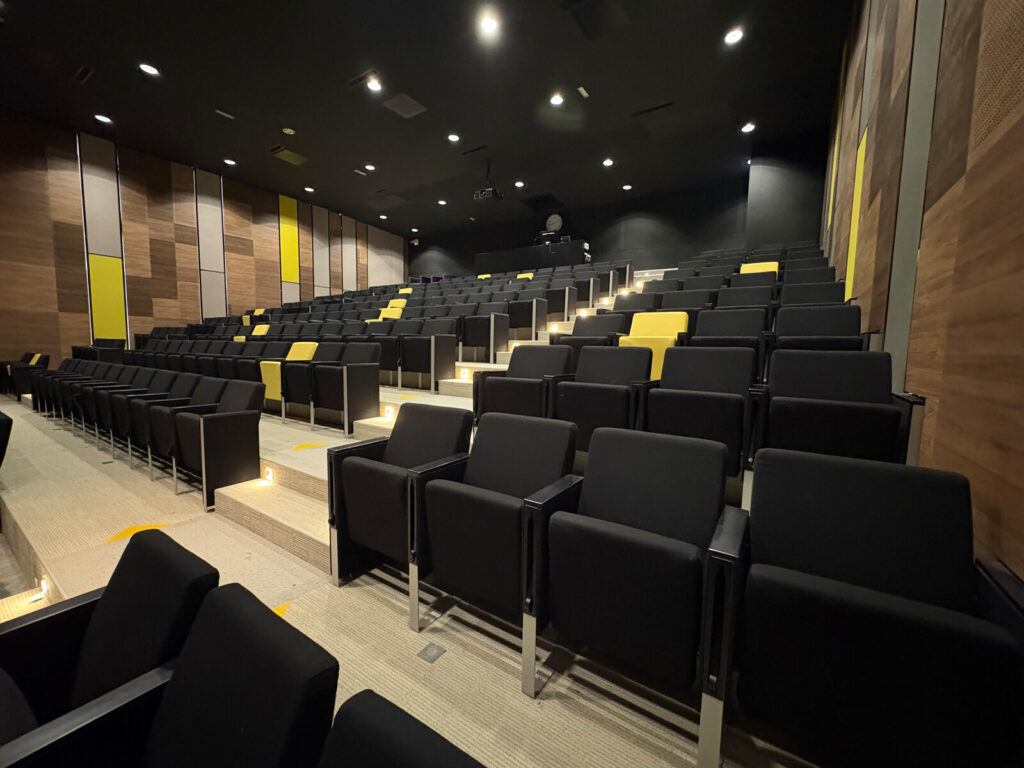 Auditorium (vue prise vers les fauteuils et de la régie) - Le Carrousel - Citedia Event - DR