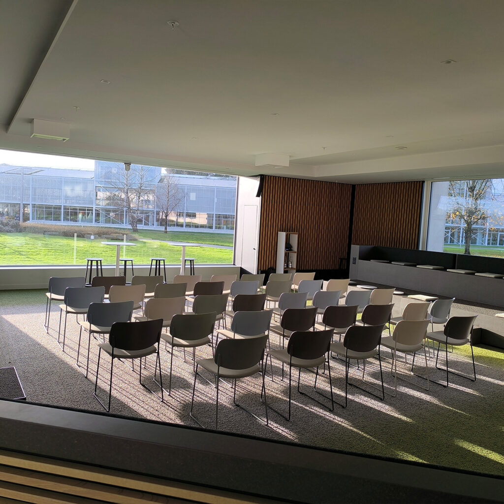 La salle conférence de Ouest-France vous accueille pour vos réunions format plénière, U ou classe.