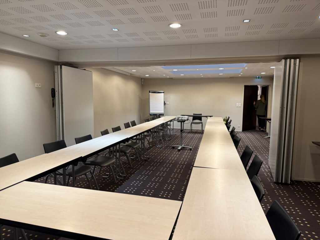 Grande salle aménagée en format U du Kyriad Rennes Nord, vue côté réception