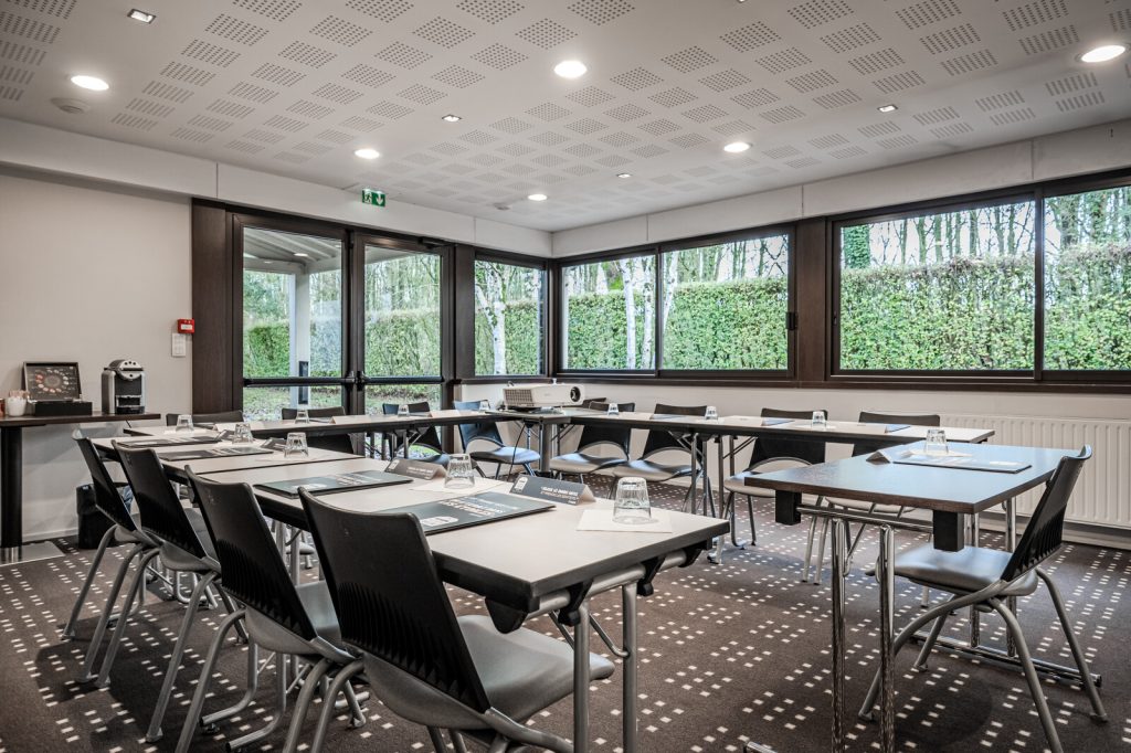 Salle de réunion avec lumière du jour au Kyriad Rennes Nord