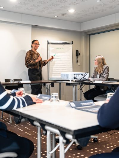 Réunion dans une salle de séminaire du Kyriad Rennes Nord