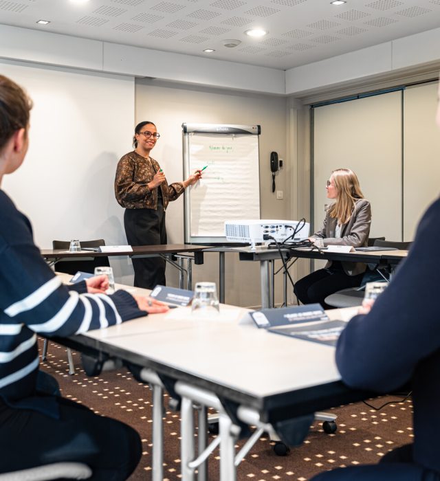 Réunion dans une salle de séminaire du Kyriad Rennes Nord