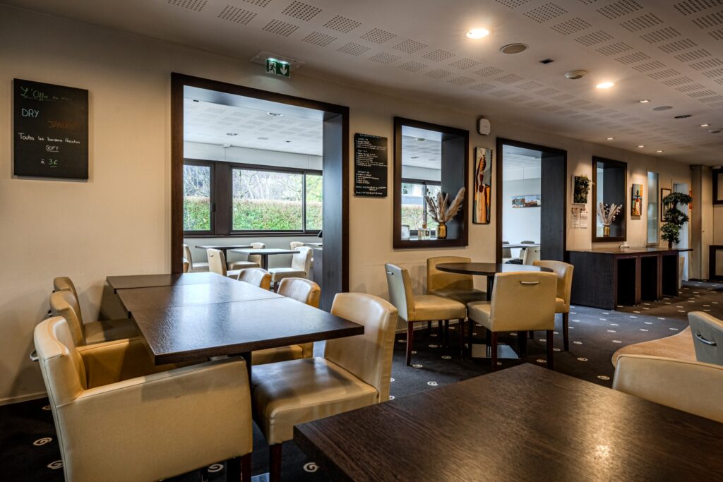 Salle de restaurant de l'hôtel Kyriad Rennes Nord