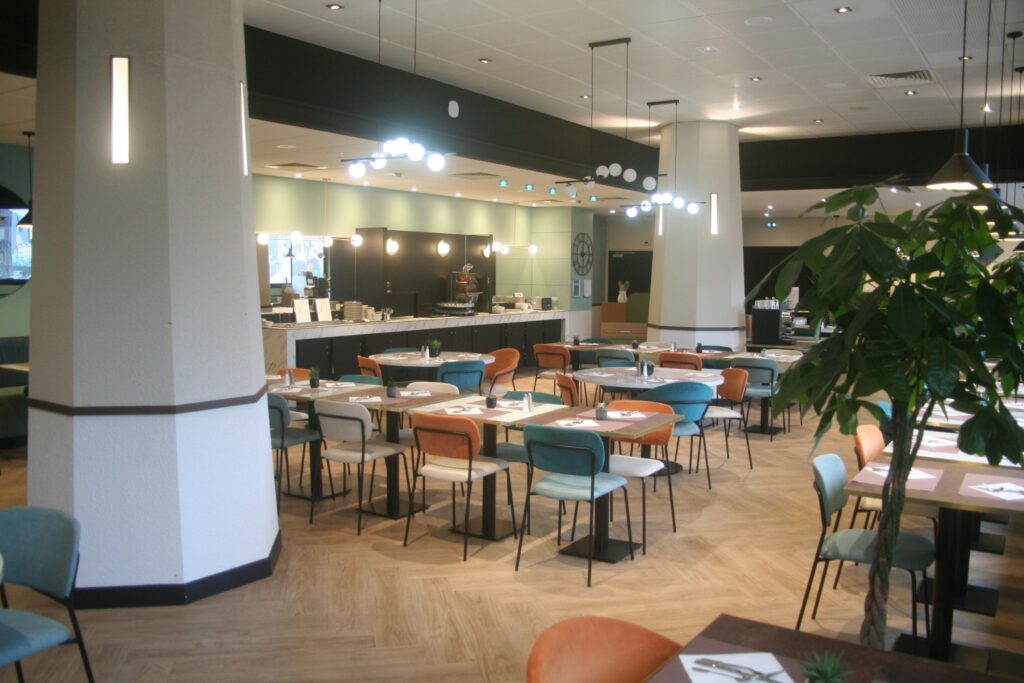 Salle de restaurant du Mercure Rennes Centre Gare, à Rennes