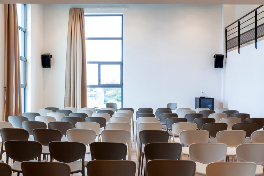L'Observatoire à Pacé - salle en format plénière, avec lumière du jour