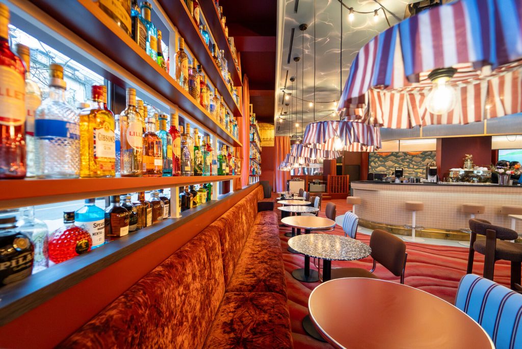 Banquettes et bar du restaurant Le Grand Bain à Rennes