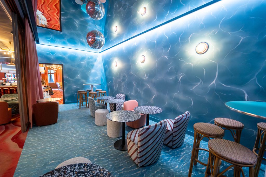 Salon du restaurant Le Grand Bain à Rennes - un nouveau lieu au décor original inspiré de l'univers aquatique.