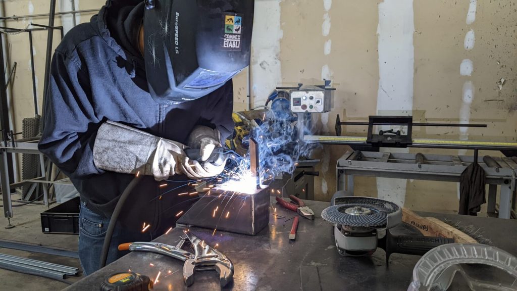 Atelier soudure proposé aux entreprises par un animateur de la coopérative Comme un Etabli