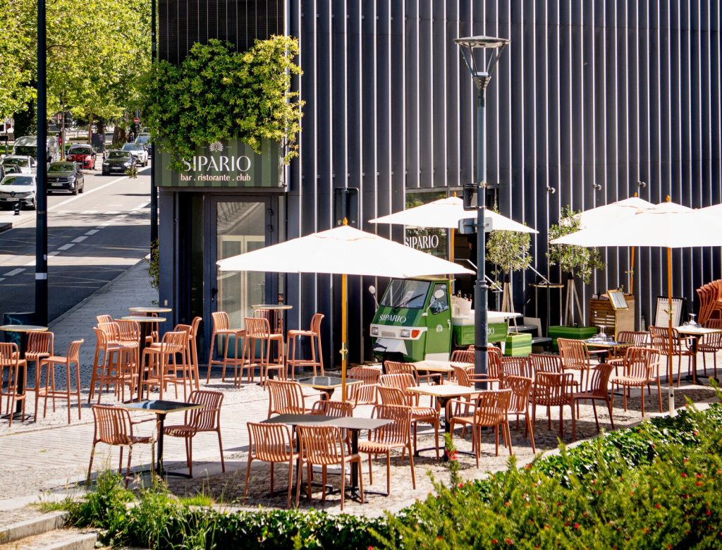 La terrasse du bar - restaurant Le Sipario dans le centre de Rennes.