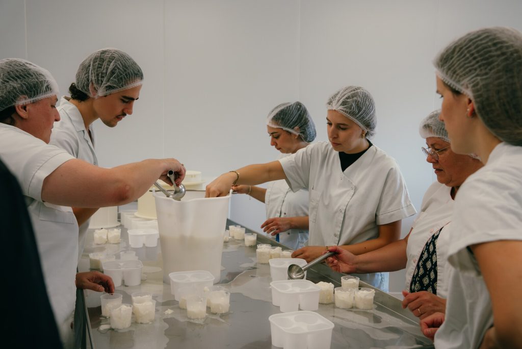 Terres de sourires vous propose des activités Team Building comme un atelier de fabrication de fromages.