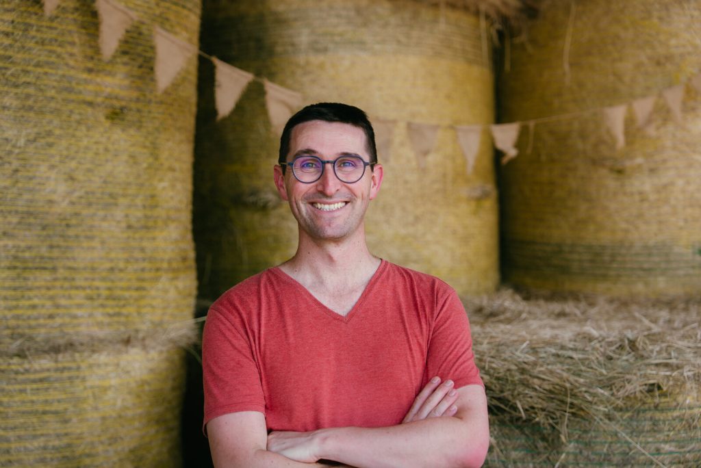 Portrait de Charly Guérin, fondateur de l'agence Terres de sourires
