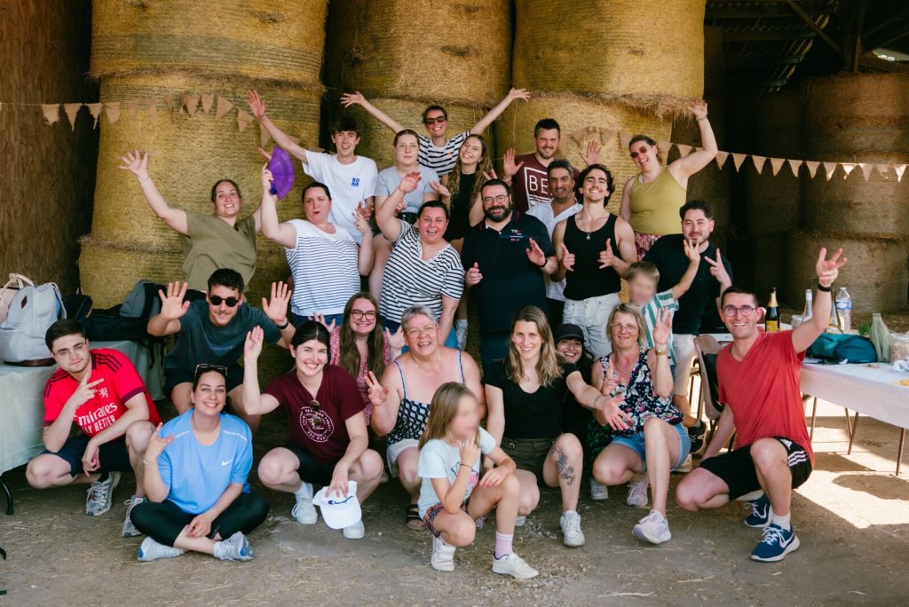 Activité Team Building avec l'agence Terres de sourires de Romillé - Groupe devant des bottes de paille