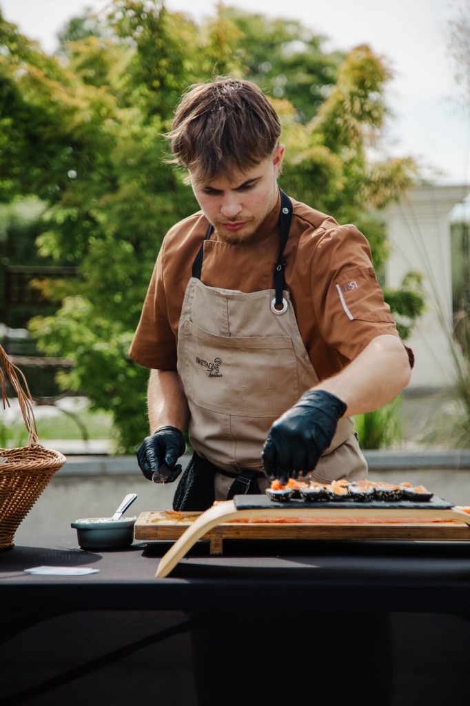 Atelier de découpe de Bretagne Traiteur lors d'un cocktail outdoor pour un événement professionnel à Rennes