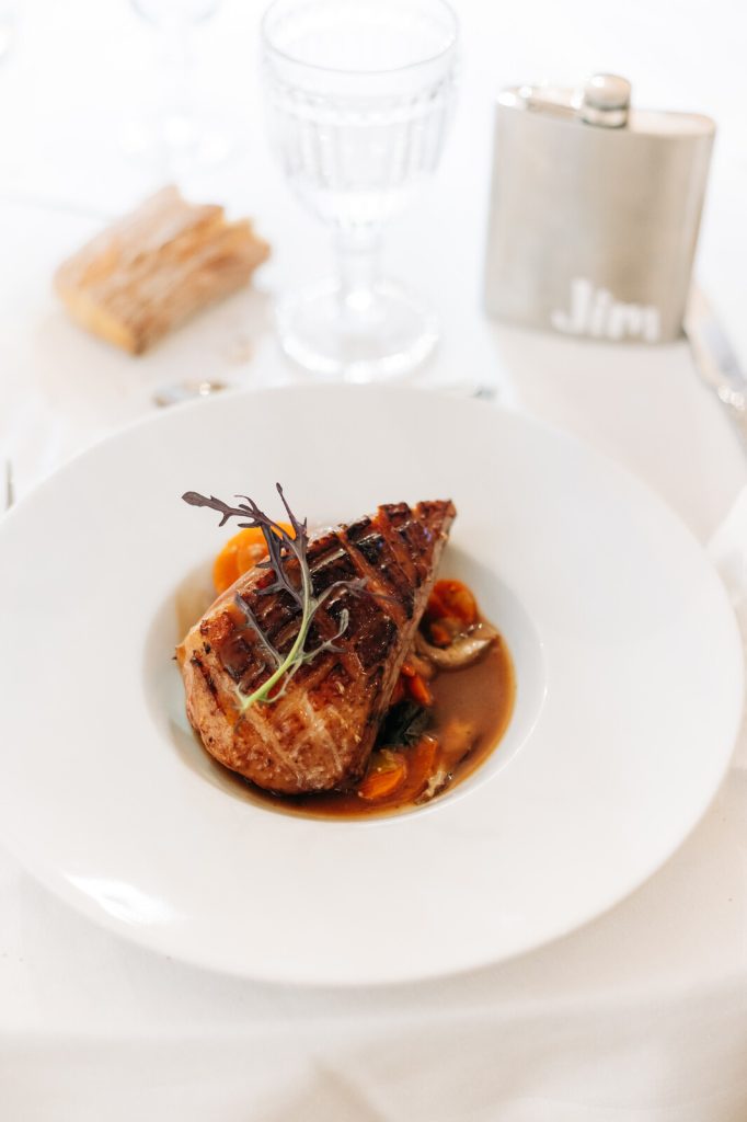 Assiette de magret de canard cuisiné par Bretagne traiteur pour vos diners de gala et autres repas professionnels